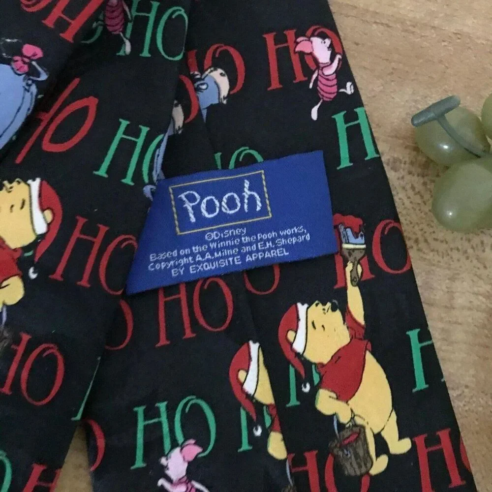 1150 WINNIE THE POOH Christmas necktie vintage  57 in X 4 in